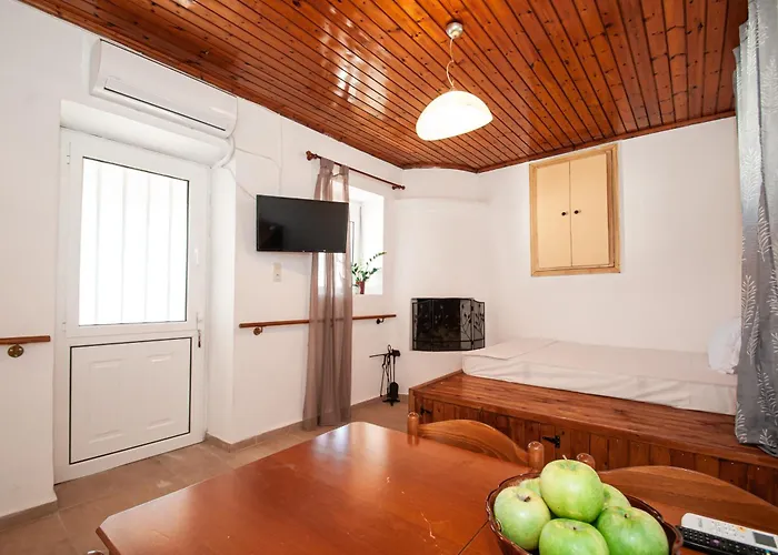 Giannis Place Arnitha