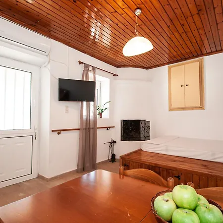 Giannis Place Arnitha