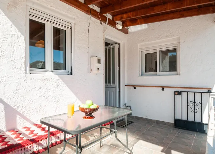 Giannis Place Arnitha