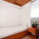 Giannis Place *