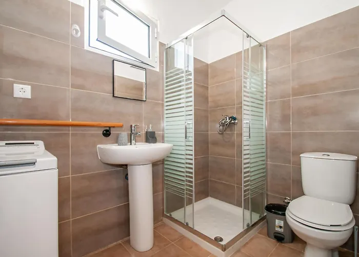 Giannis Place Arnitha